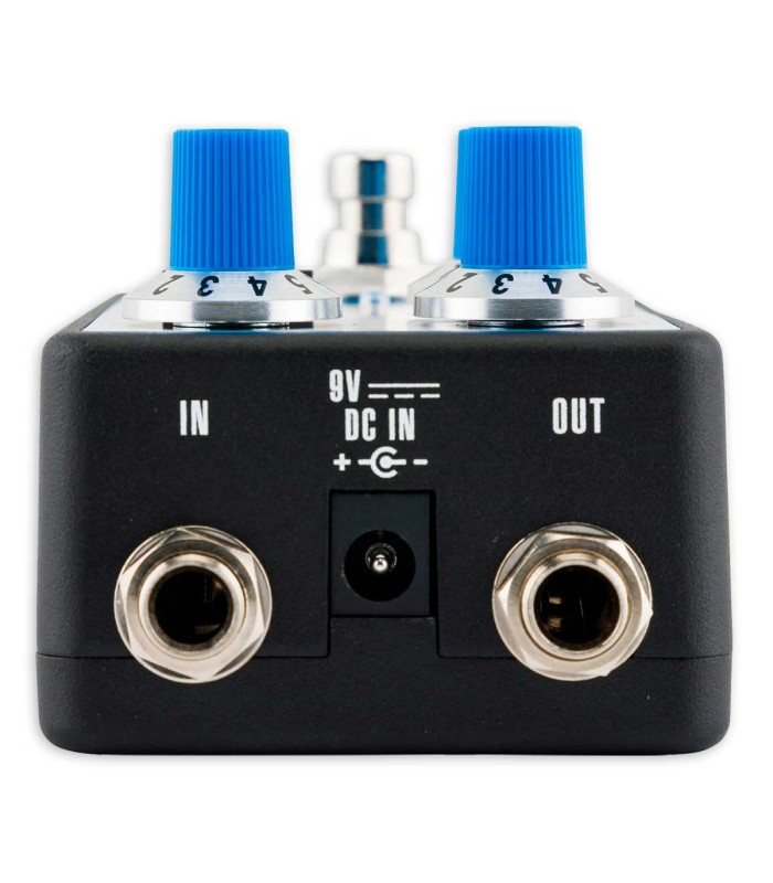 Detalhe das entradas e saídas do pedal Fender modelo Bassman Delay