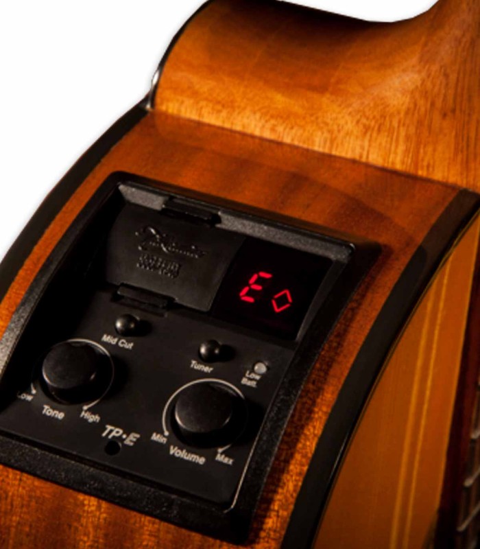 Detalhe do preamplificador da guitarra clássica Takamine modelo GC1CE cutaway nat