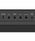 Detalhe das entradas e saídas do teclado Roland modelo E-X10 portátil