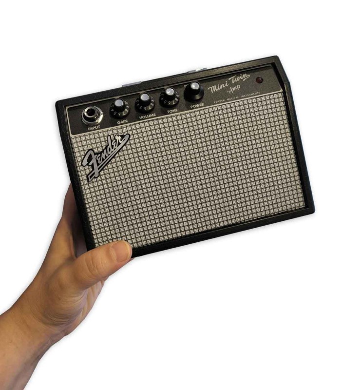 Amplificador Fender modelo Mini 65 Twin Amp 1W en una mano