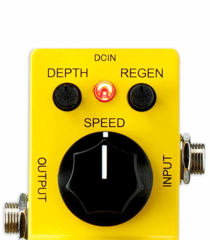 Detalhe dos controlos do pedal Ibanez modelo FLMINI Flanger