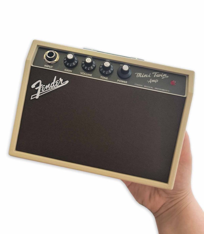 Amplificador Fender modelo Mini 65 Twin Amp Blonde 1W en una mano