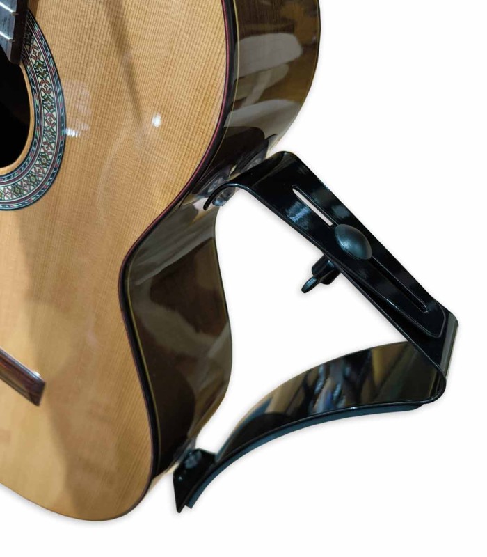 Apoyo de pierna  Ergoplay modelo Tröster EP80001 colocado en una guitarra
