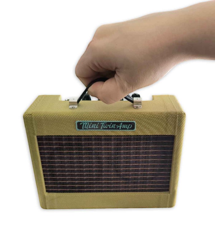 Amplificador Fender modelo Mini 57 Twin Amp 1W segurado por uma mão