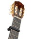 Transpositor D'Addario modelo PW CP 19 NS Capo Pro colocado na escala de uma guitarra clássica