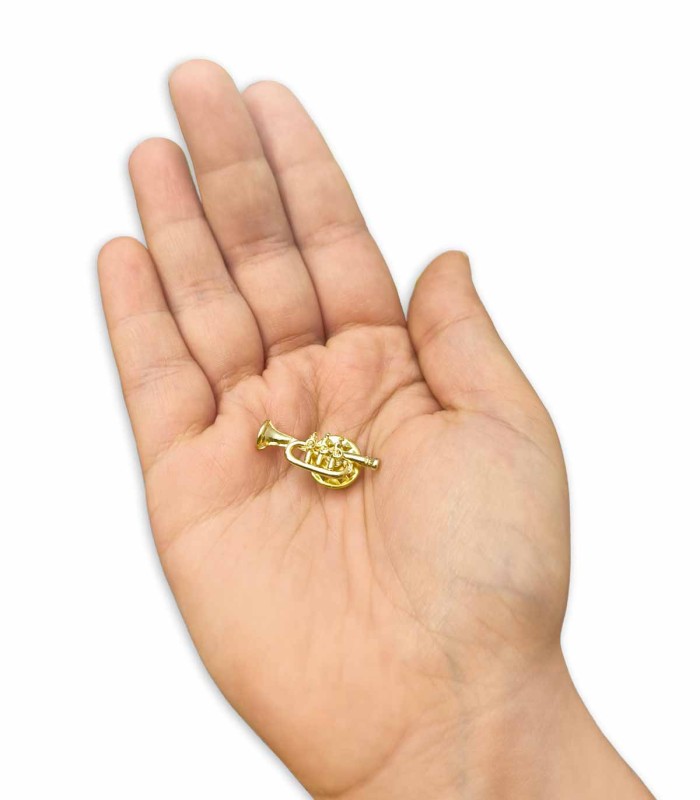 Pin Ortolá modelo FTP001 Trompeta en dorado en la palma de una mano