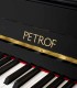 Detalhe da marca e teclado do piano vertical Petrof modelo P121 MD Discovery Series