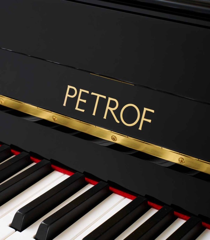Detalhe da marca e teclado do piano vertical Petrof modelo P121 MD Discovery Series