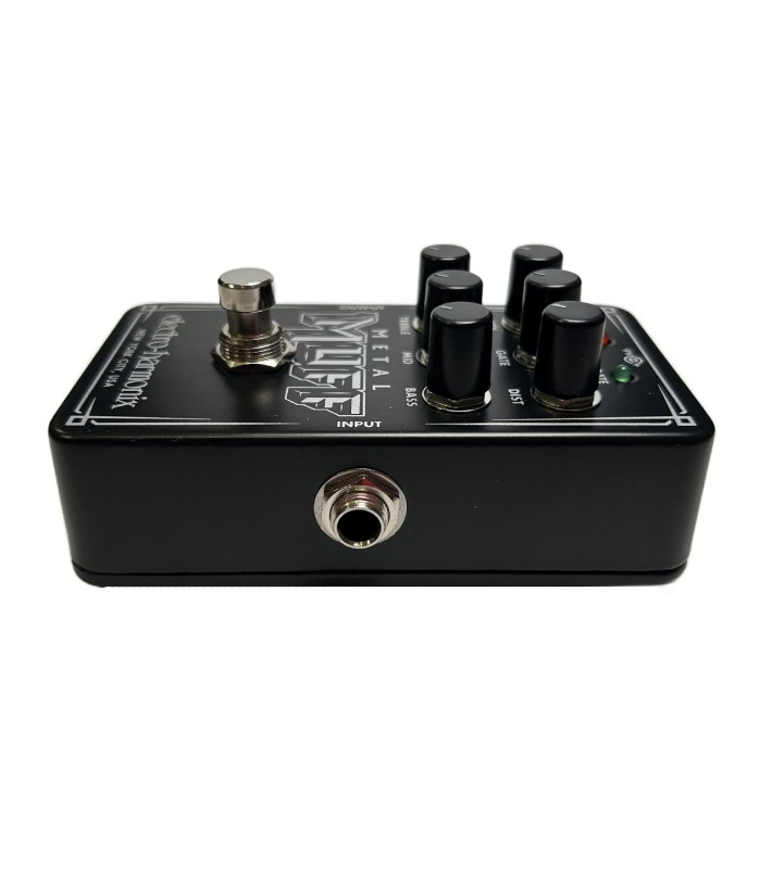 Vista lateral direita do pedal de guitarra Electro-Harmonix Nano Metal Muff mostrando a entrada de instrumento