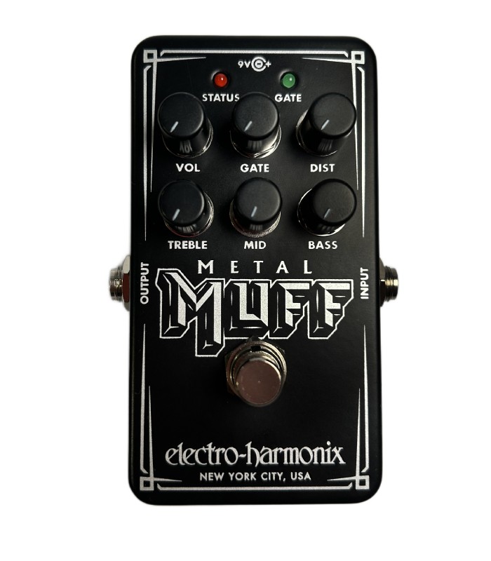 Pedal de distorção Electro-Harmonix Nano Metal Muff com todos os botões, interruptor de pé e logótipo da marca visíveis