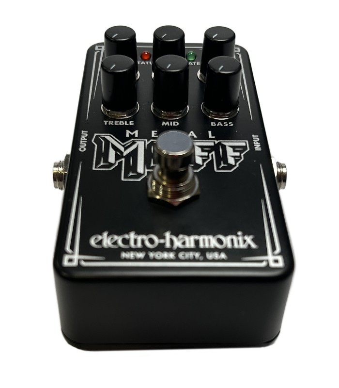 Vista inferior do pedal Electro-Harmonix Nano Metal Muff com interruptor de pé e caixa metálica resistente