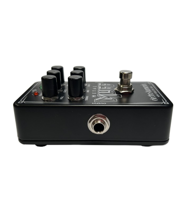 Vista lateral esquerda do pedal de efeitos de guitarra Electro-Harmonix Nano Metal Muff destacando a saída