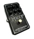 Vista lateral esquerda em ângulo 3/4 do pedal de alta distorção Electro-Harmonix Nano Metal Muff com design compacto