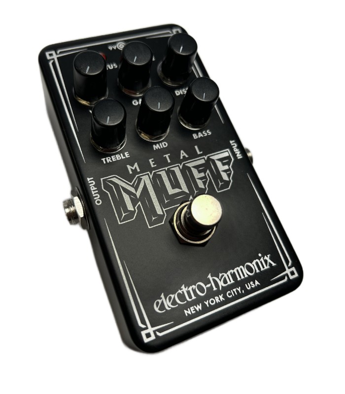 Vista lateral esquerda em ângulo 3/4 do pedal de alta distorção Electro-Harmonix Nano Metal Muff com design compacto