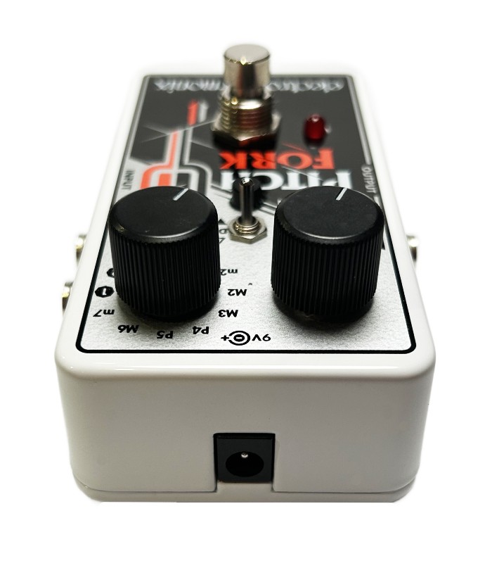 Vista superior do pedal Electro-Harmonix Pitch Fork mostrando botões de controlo, seletor de mudança e entrada de energia