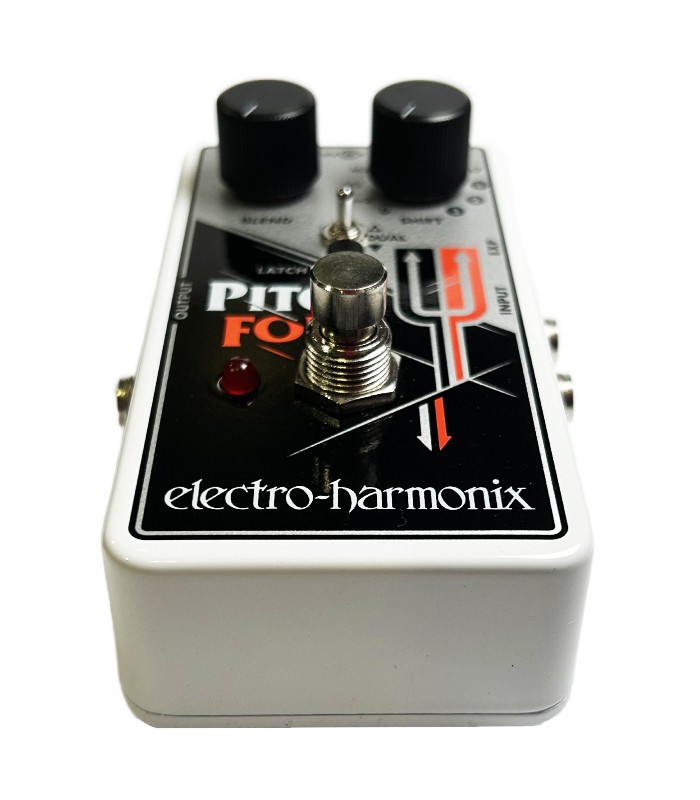 Vista inferior do pedal Electro-Harmonix Pitch Fork com interruptor de pé e caixa metálica resistente