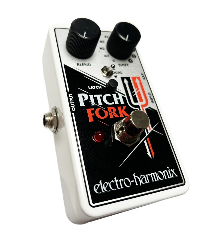 Vista lateral esquerda em ângulo 3/4 do pedal Electro-Harmonix Pitch Fork de mudança de tom polifónica com design compacto