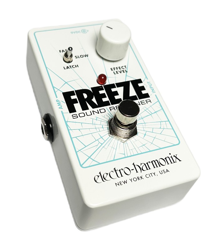 Vista lateral izquierda en ángulo 3/4 del pedal Electro-Harmonix Freeze Sound Retainer de sustain con diseño compacto