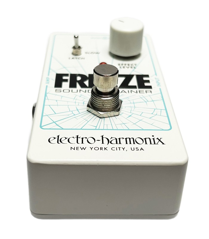 Vista inferior del pedal Electro-Harmonix Freeze con interruptor de pie y chasis metálico resistente