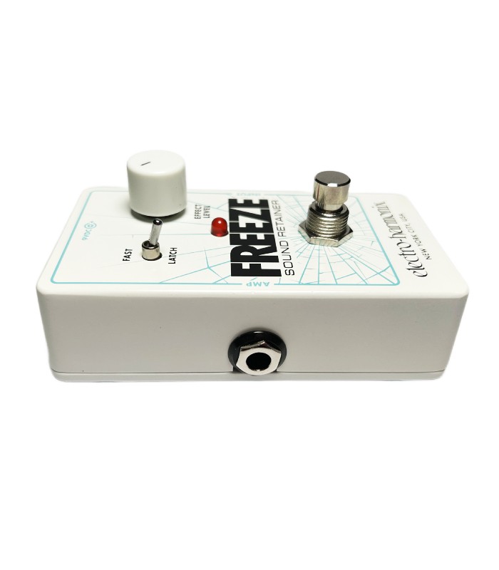 Vista lateral izquierda del pedal de efectos de guitarra Electro-Harmonix Freeze destacando la salida