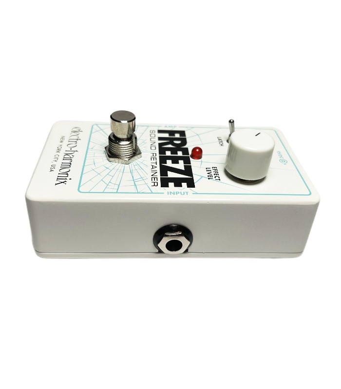 Vista lateral derecha del pedal de guitarra Electro-Harmonix Freeze mostrando la entrada de instrumento