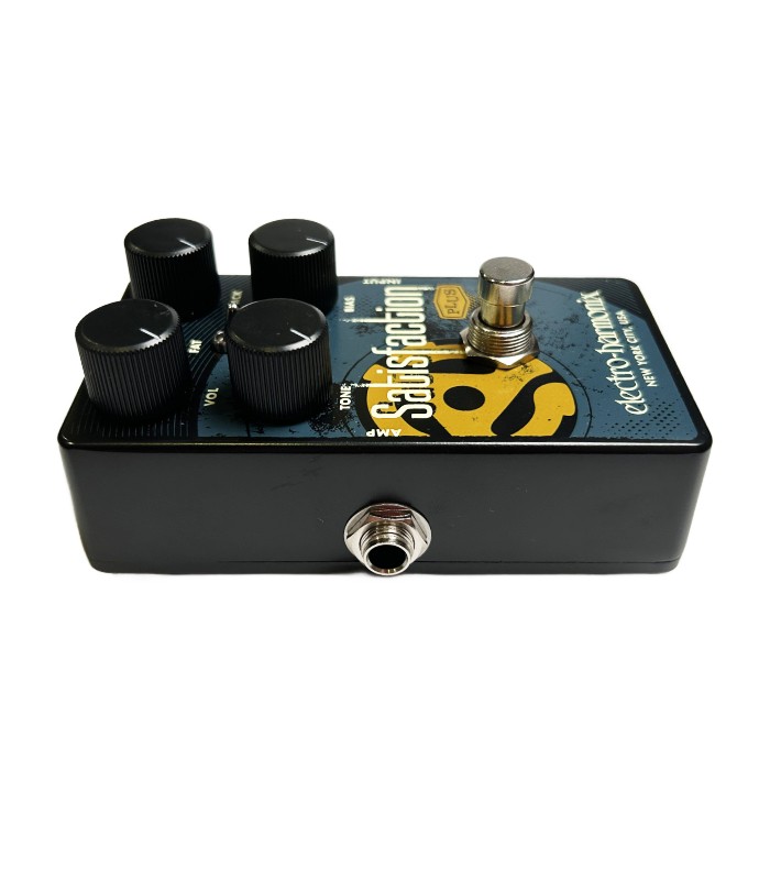 Vista lateral esquerda do pedal de efeitos de guitarra Electro-Harmonix Satisfaction Plus destacando a saída