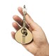 Porta-palhetas em forma de guitarra portuguesa sustido em uma mão