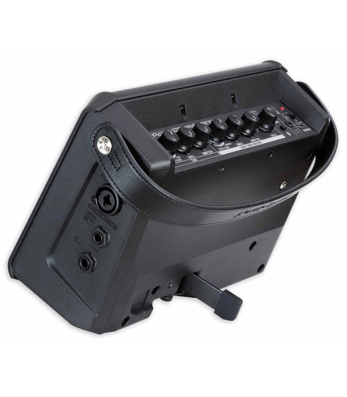 Suporte inclinável integrado no amplificador Roland modelo CUBE Street Mini 10W