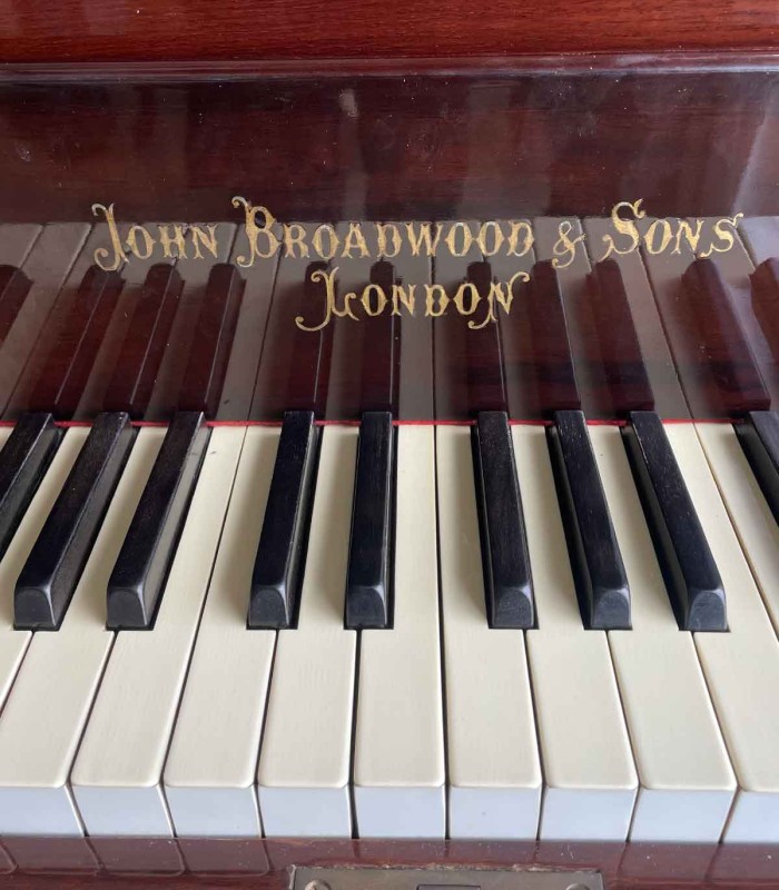 Detalhe das teclas e marca do Piano de Cauda John Broadwood & Sons Rosewood