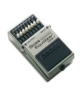 Foto a 3/4 do pedal de efeitos Boss GEB 7 Bass Graphic Equalizer