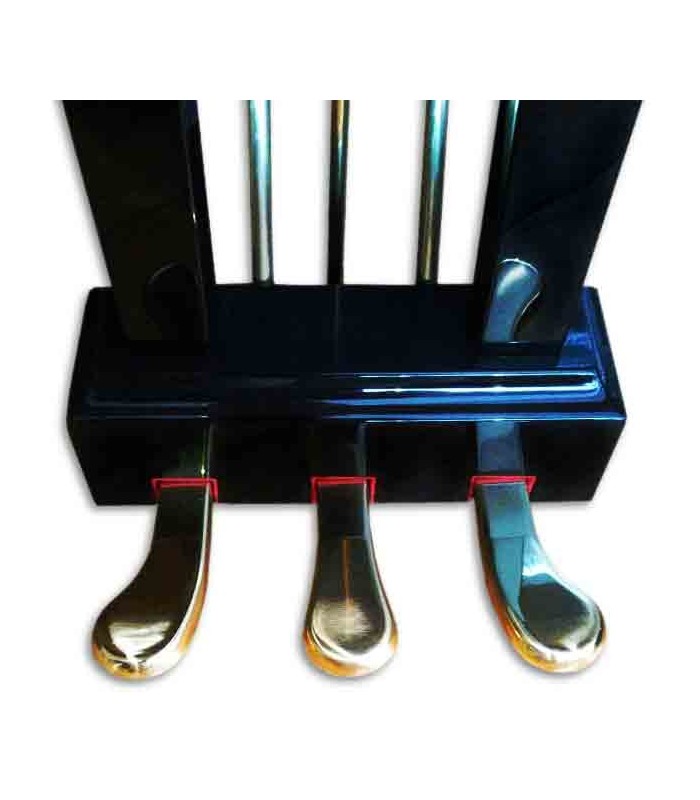 Pormenor
dos pedais do piano de cauda Pearl River GP150 PE Classic Baby Grand