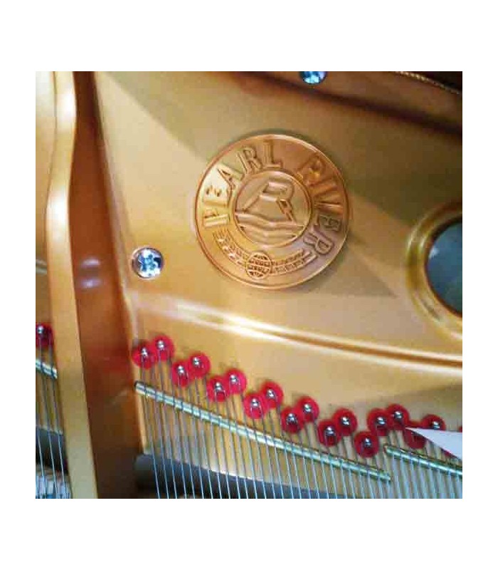 O piano de cauda Pearl River GP150 PE tem cordas Roslau alemãs
