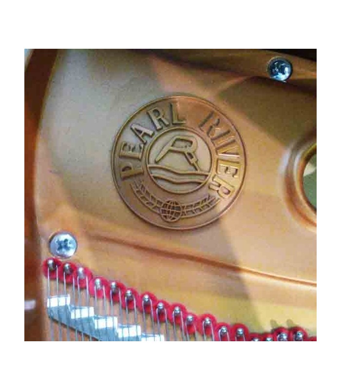 Logotipo no interior do piano de cauda Pearl River GP170 PE