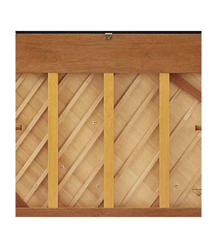 O piano vertical Kawai K-500 é maior que os modelos anteriores desta série, o que lhe dá um som mais profundo