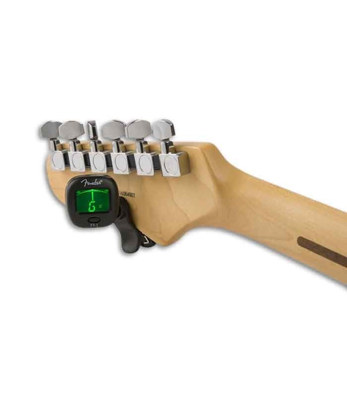 Foto trasera del afinador Fender FT-1 en cabeza de guitarra eléctrica