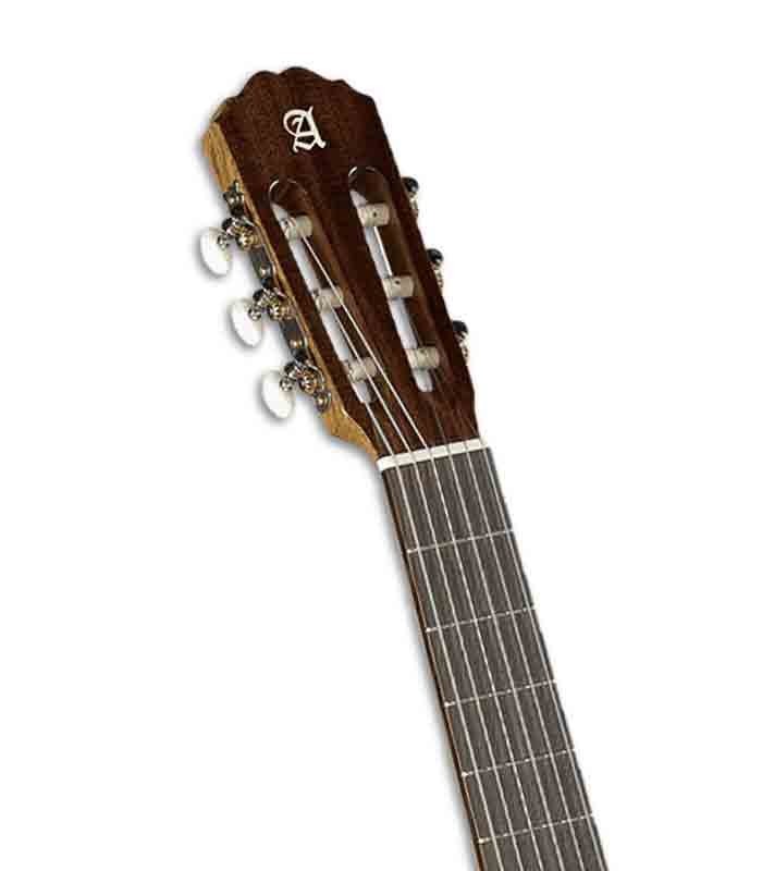 A guitarra clássica Alhambra 1C EZ tem braço em samanguila e escala em pau santo, com uma ação muito confortável