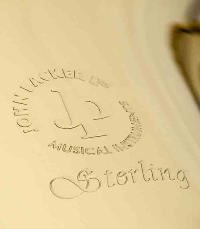Foto detalle del logo en la Tuba John Packer JP379B Sterling