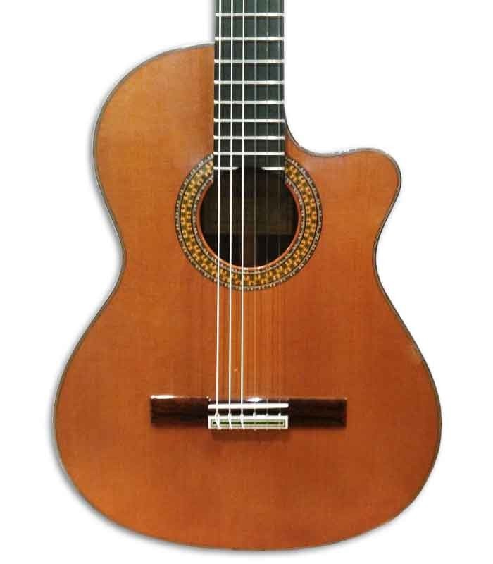A guitarra clássica Alhambra 9P CW E8 tem tampo em cedro maciço e pestana em osso
