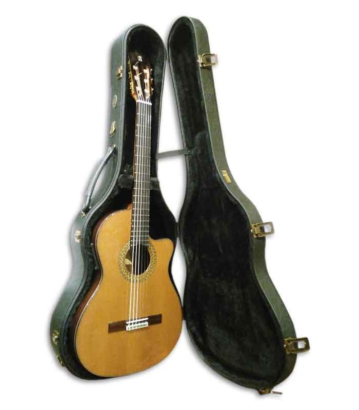 A guitarra clássica Alhambra 9P CW E8 inclui um estojo rígido