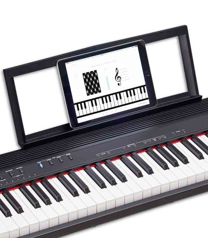 Roland Go Piano 88 com tablet na estante 