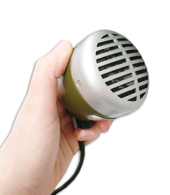 Foto del micrófono Shure SH 520DX para armónica en la mano