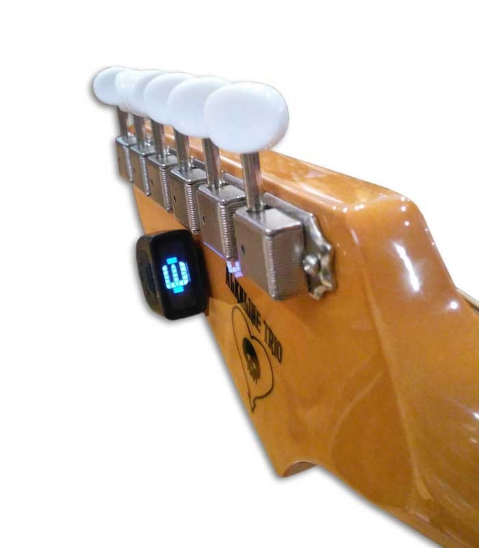 Afinador D'Addario PW -CT-12 en la cabeza de guitarra