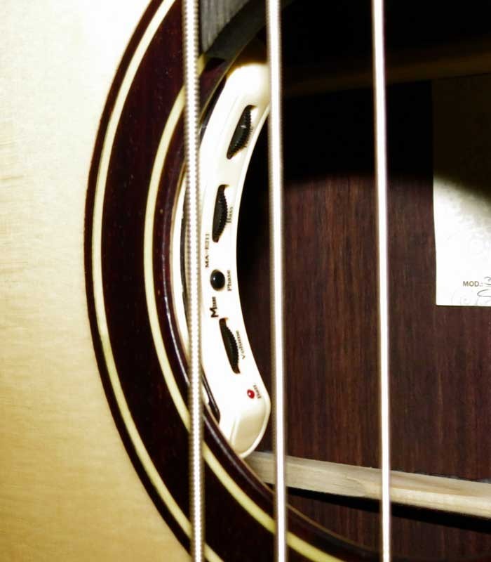 Bajo Acústico de Lujo Artimúsica 33133 boca del bajo con imagén del preamplificador