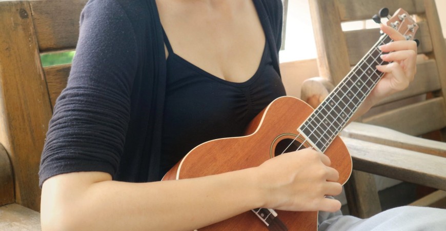 Como aprender a tocar ukulele em dois tempos