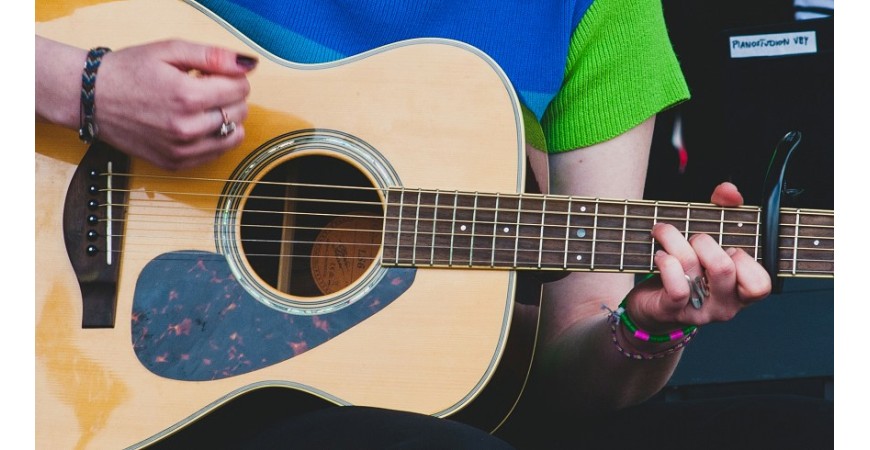 10 músicas fáceis da década de 2010 para tocar na guitarra