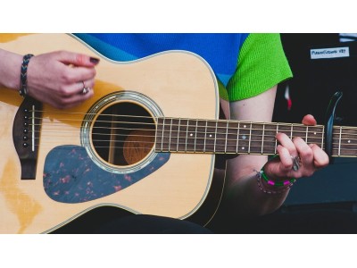 10 músicas fáceis da década de 2010 para tocar na guitarra