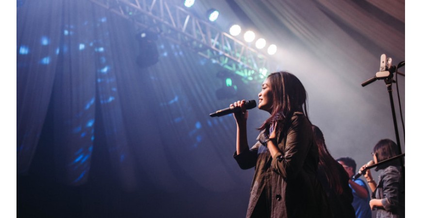 Microfones com fio ou sem fio: guia de compra para palco e apresentações